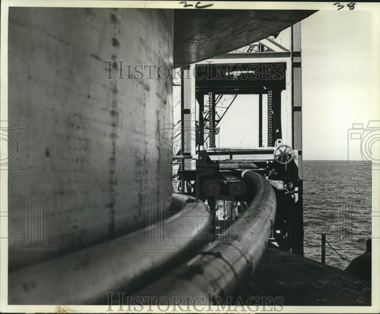 1964 Press Photo Offshore drilling pipe being unspooled, Gulf of Mexico