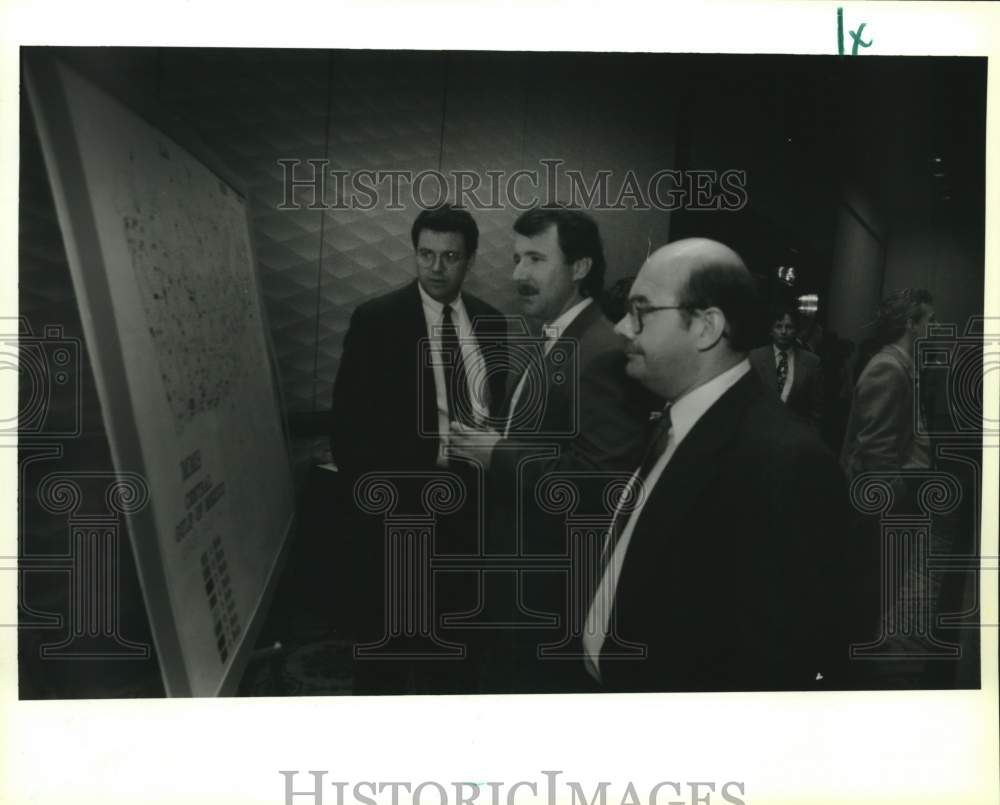1994 Press Photo Offshore lease sale attendees look at oilfield map, Louisiana