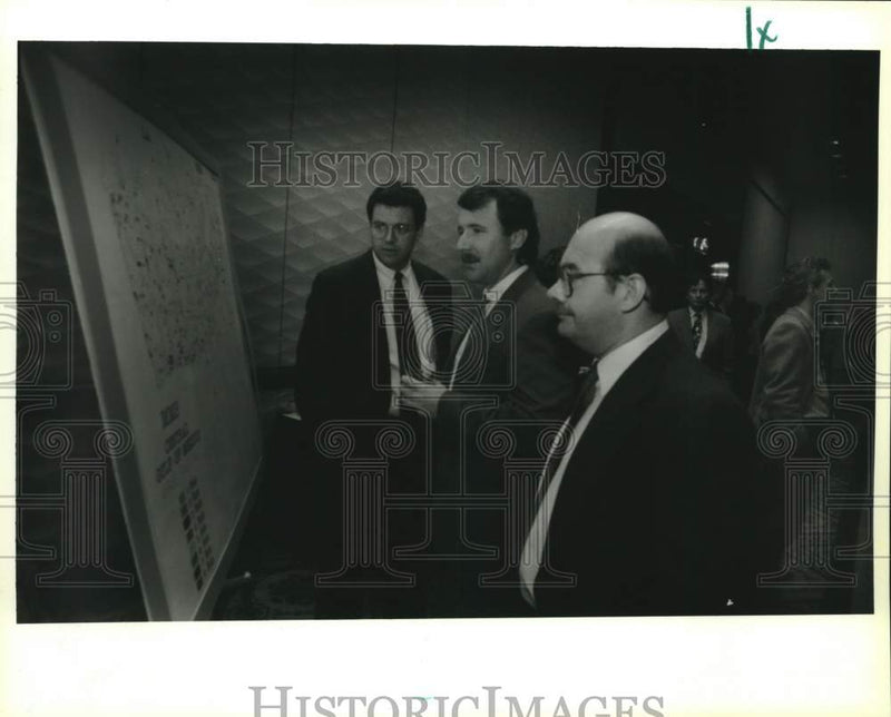 Load image into Gallery viewer, 1994 Press Photo Offshore lease sale attendees look at oilfield map, Louisiana
