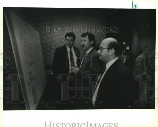 1994 Press Photo Offshore lease sale attendees look at oilfield map, Louisiana