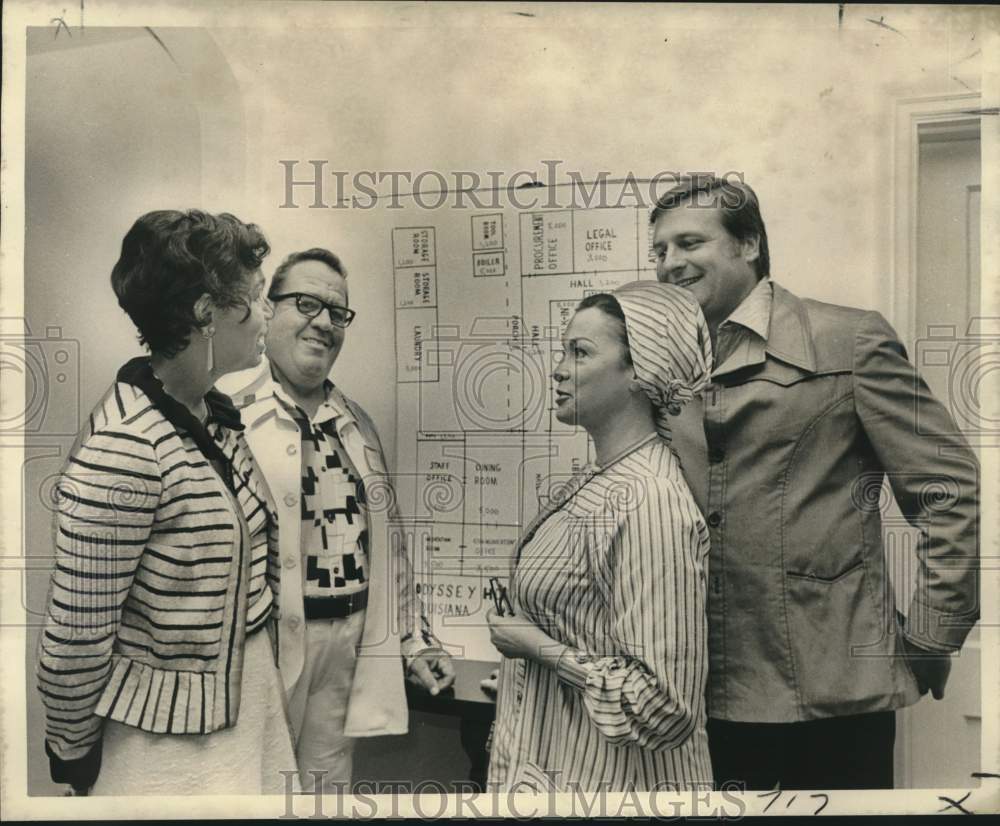 1975 Press Photo Edward Curren discussing plans for Odyssey House Louisiana- Historic Images