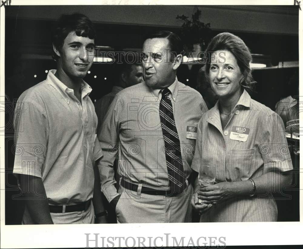 1980 Press Photo Michael, Herbert and Elsebeth O&#39;Donnell Salute the Old School- Historic Images