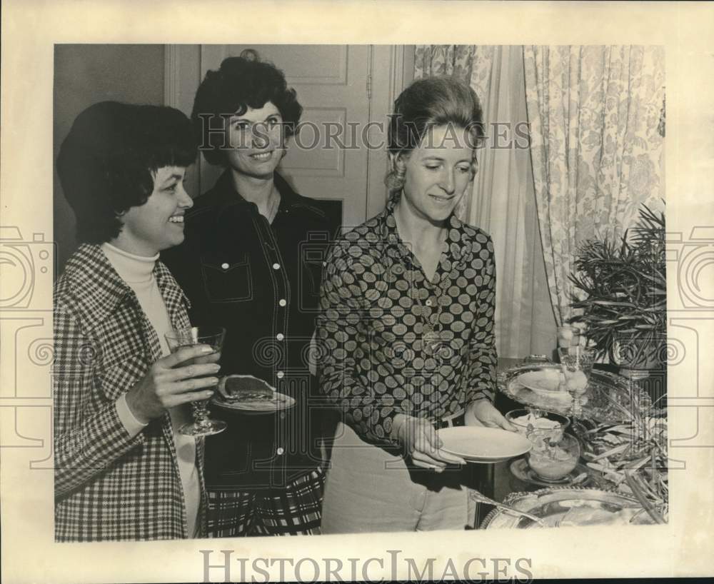 1974 Press Photo Mrs. Herbert O&#39;Donnell with fellow Eye Bank Auxiliary members- Historic Images