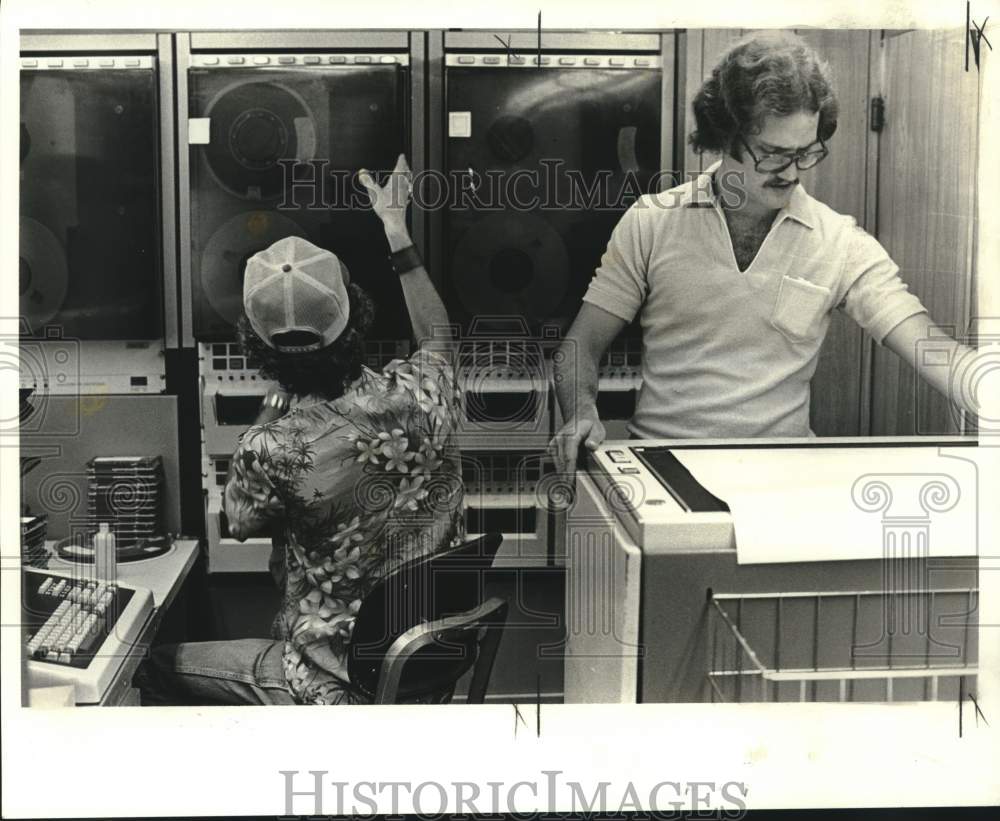 1980 Press Photo Seismic tapes processed by operators in computer-filled van- Historic Images