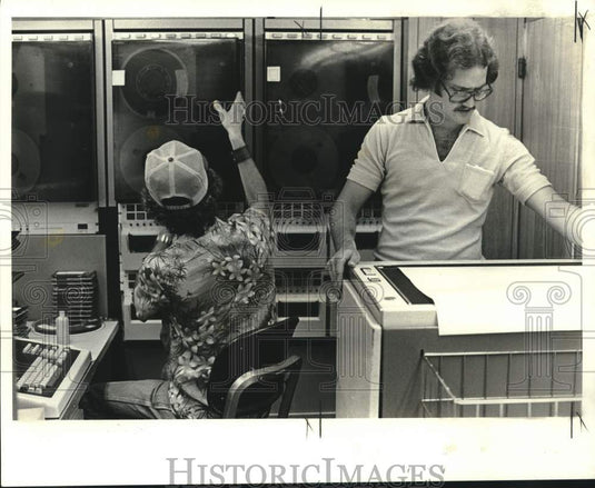 1980 Press Photo Seismic tapes processed by operators in computer-filled van- Historic Images