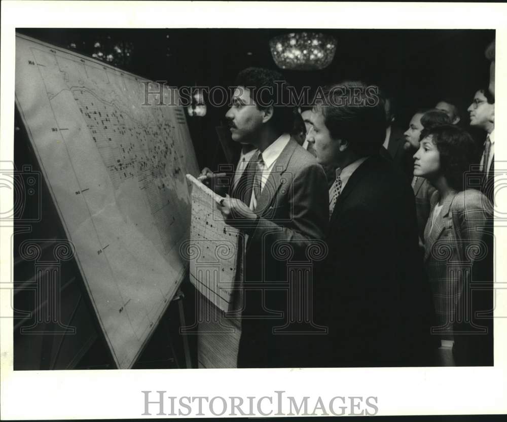 1987 Press Photo Oilmen bargain on offshore leases- Historic Images