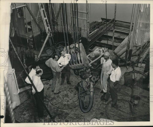 1951 Press Photo Texas Co. oil man shows Tulane student drilling equipment- Historic Images