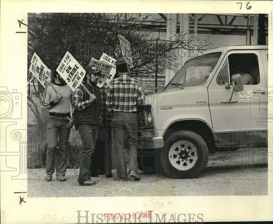 1980 Press Photo Dock workers strike at Shell Oil Co. entrance in Louisiana - Historic Images