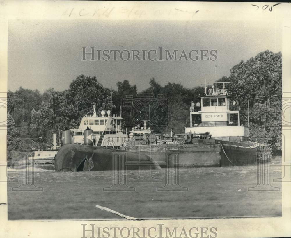 1974 Press Photo Tugboats working at oil spill site on the Mississippi River- Historic Images