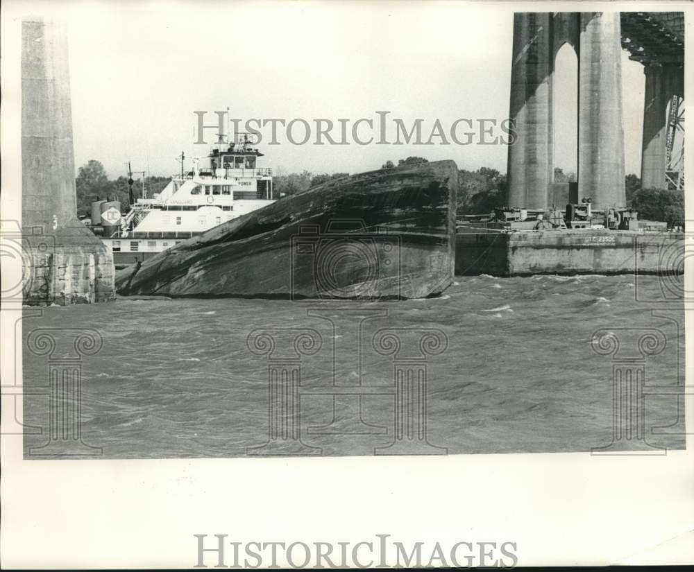 1974 Press Photo Damaged ship causes oil spill under bridge in Louisiana - Historic Images