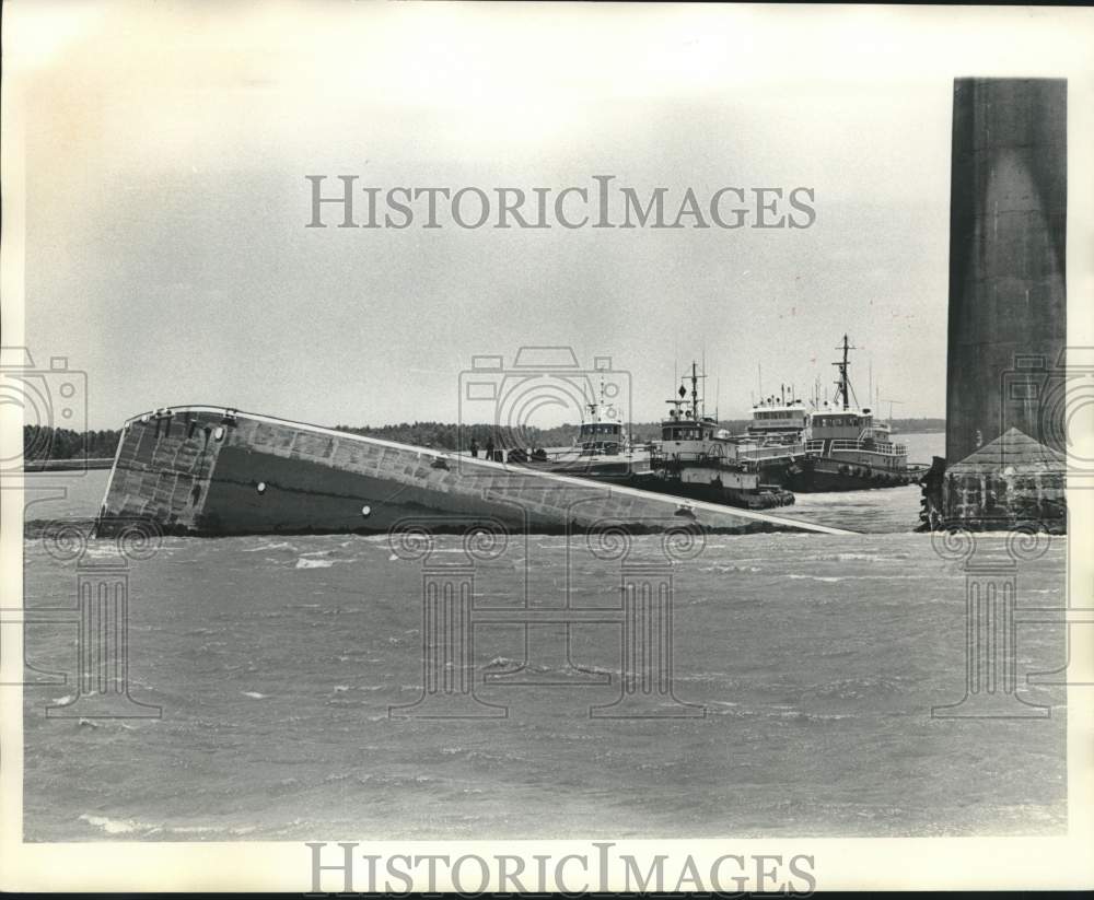 1974 Press Photo Oil Spill Cleanup Operations Under a Bridge- Historic Images