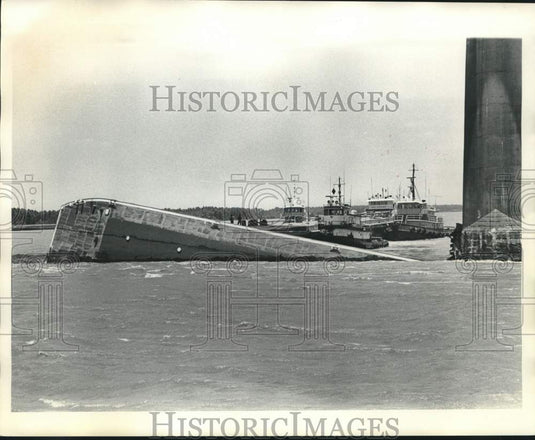 1974 Press Photo Oil Spill Cleanup Operations Under a Bridge- Historic Images