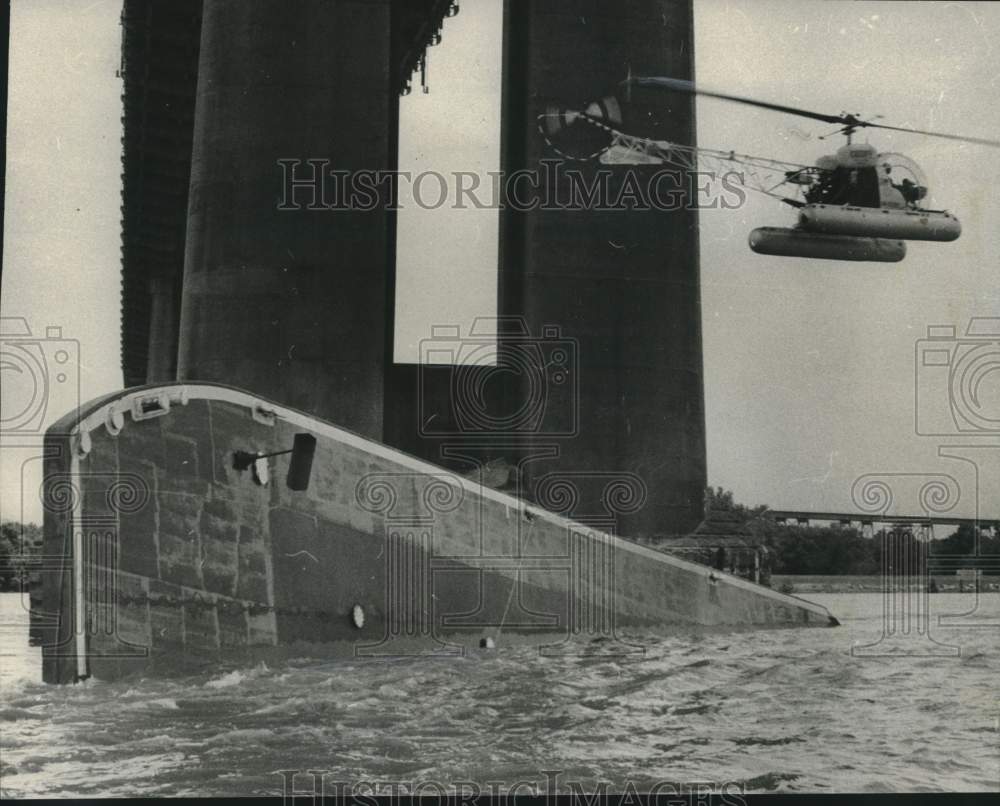 Press Photo Helicopter viewing oil spill from a wrecked barge- Historic Images