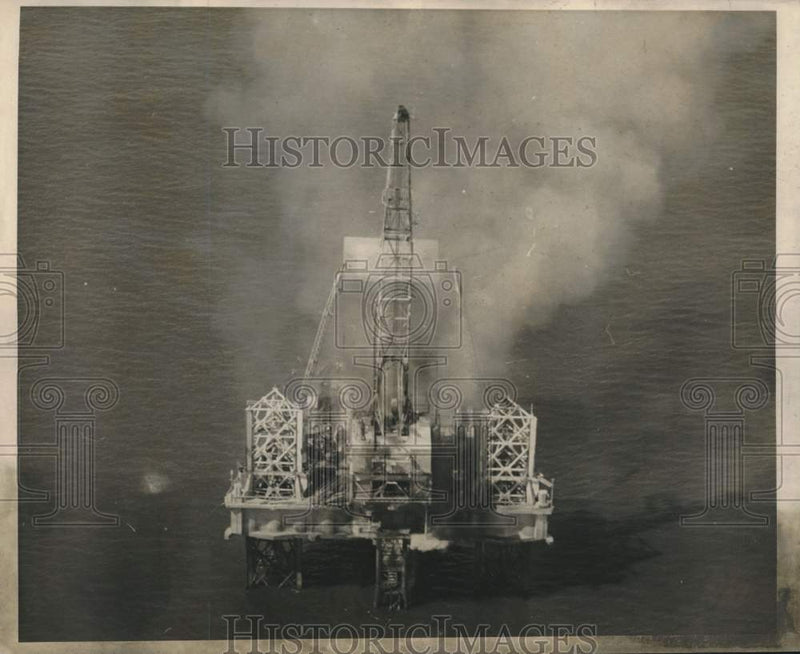 Load image into Gallery viewer, 1968 Press Photo Offshore Oil rig erupts in smoke - noc01038
