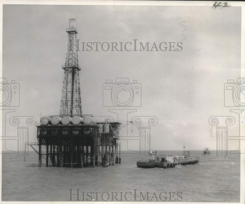 Press Photo Oil rig gets offshore delivery near coast of Louisiana- Historic Images