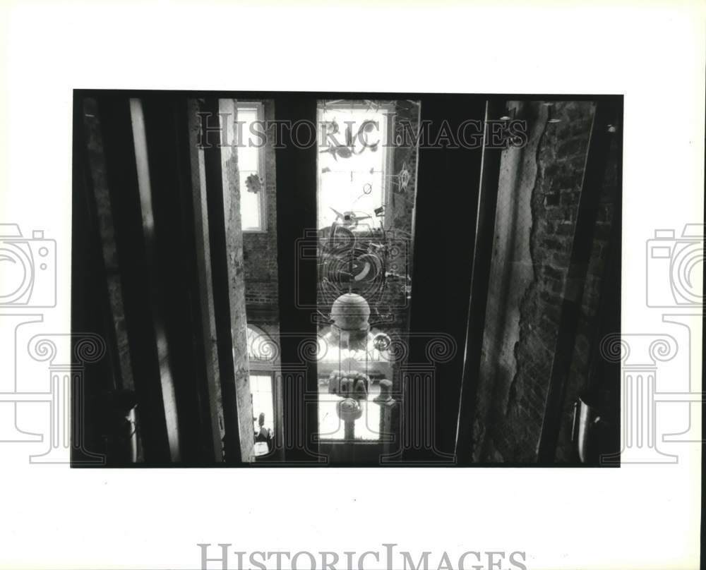 1995 Press Photo Glass Elevator inside NOLA Lagasse&#39;s Restaurant, New Orleans- Historic Images