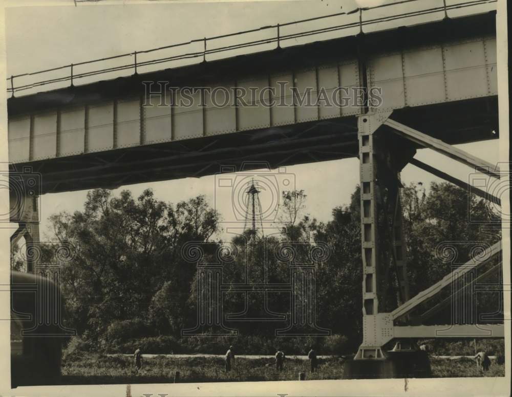 1940 Press Photo Titanic Oil Company Derrick Behind Huey Long Bridge, Louisiana