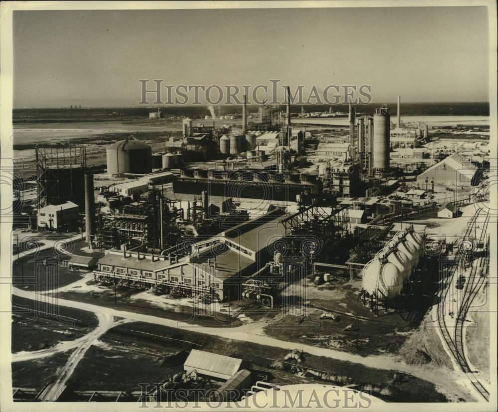 1965 Press Photo Aerial View of Oil Industry Wells- Historic Images