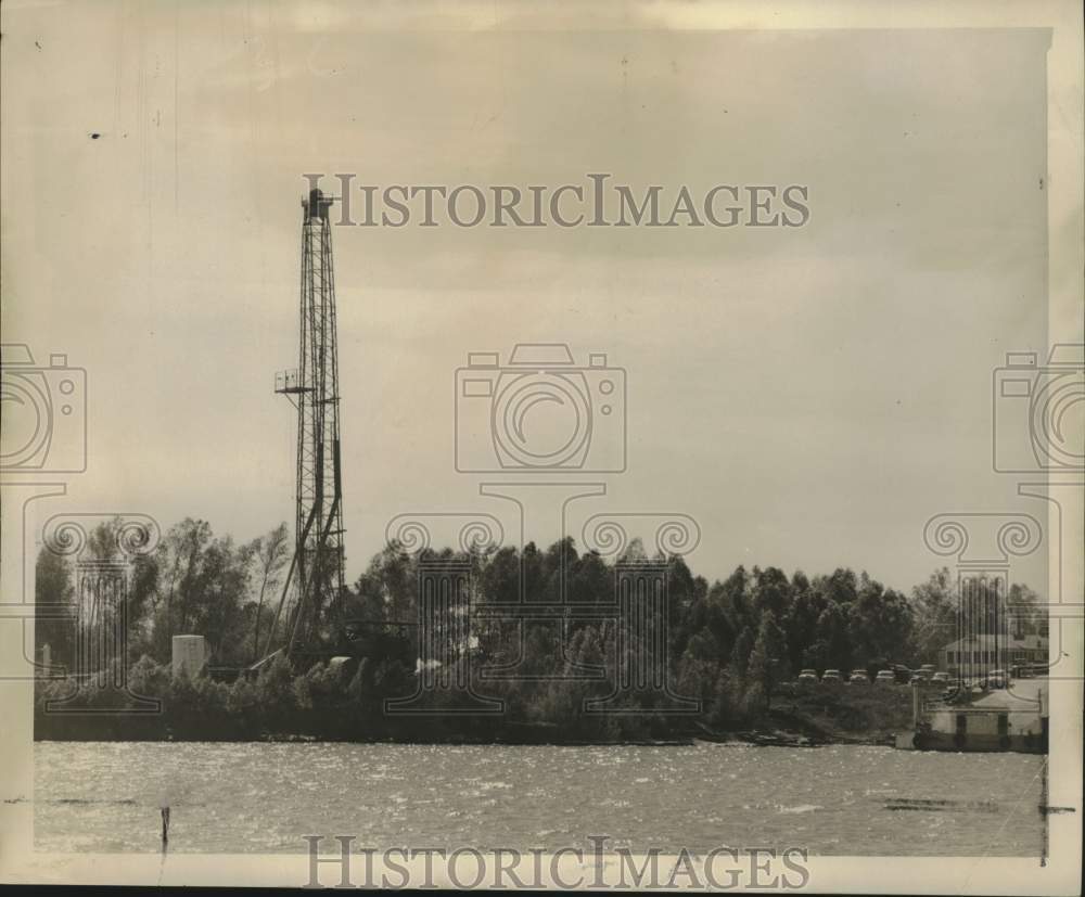 1955 Press Photo Oil Drilling Rig 2160 No. 1 on Luling Ferry, Mississippi, River- Historic Images