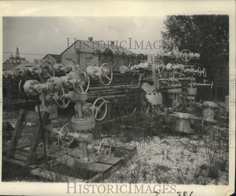 Load image into Gallery viewer, 1960 Press Photo Oil valve assembly known as christmas trees in Louisiana
