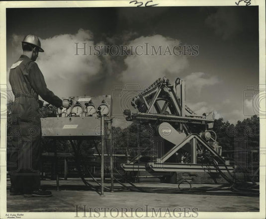 1967 Press Photo Worker on Oil Rig - noc01146