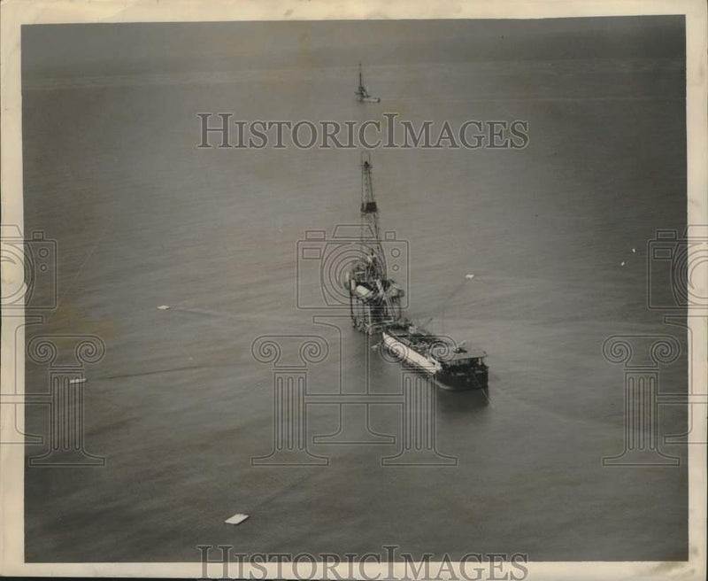 Load image into Gallery viewer, 1960 Press Photo CATCO Offshore oil platform in Louisiana west delta - noc01171
