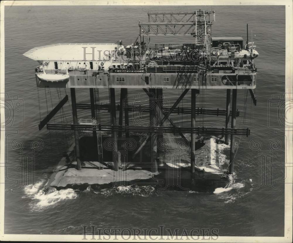 Press Photo Offshore oil drilling platform in Louisiana - Historic Images