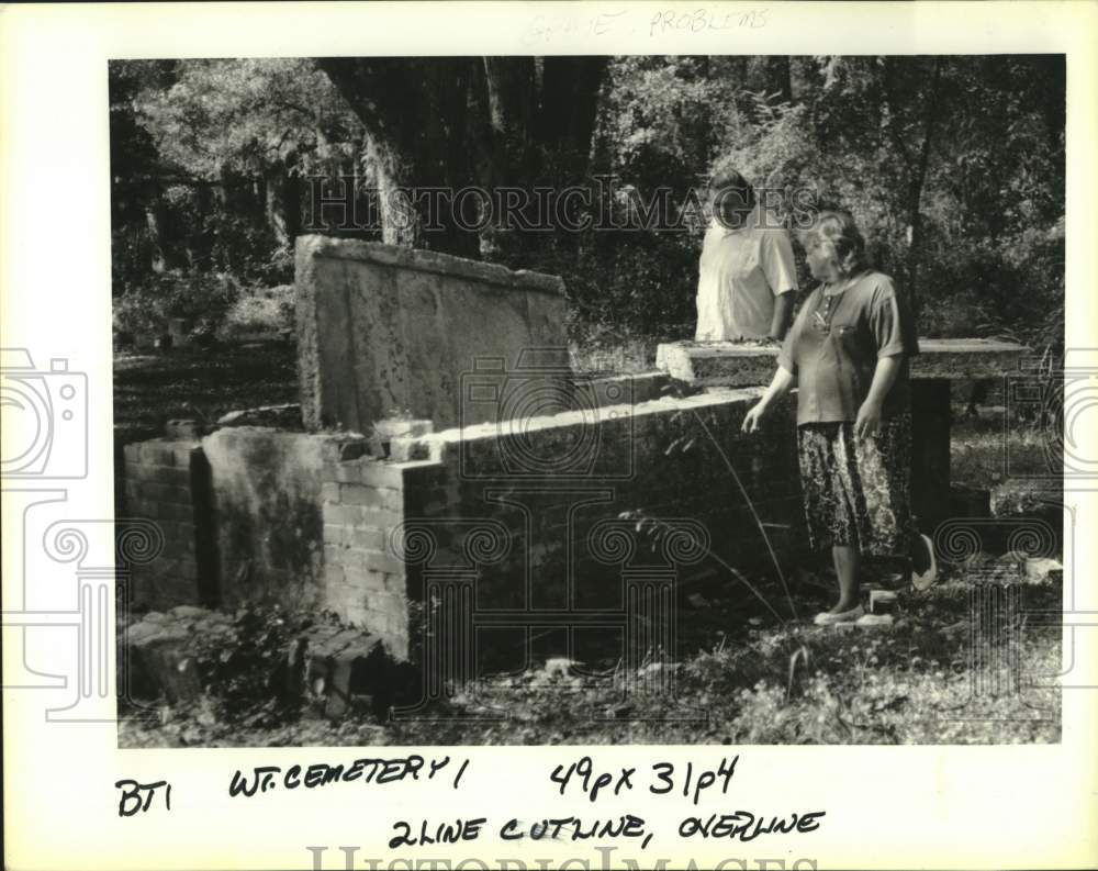 1992 Press Photo Couple views open tomb at vandalized Hasswood cemetery - Historic Images