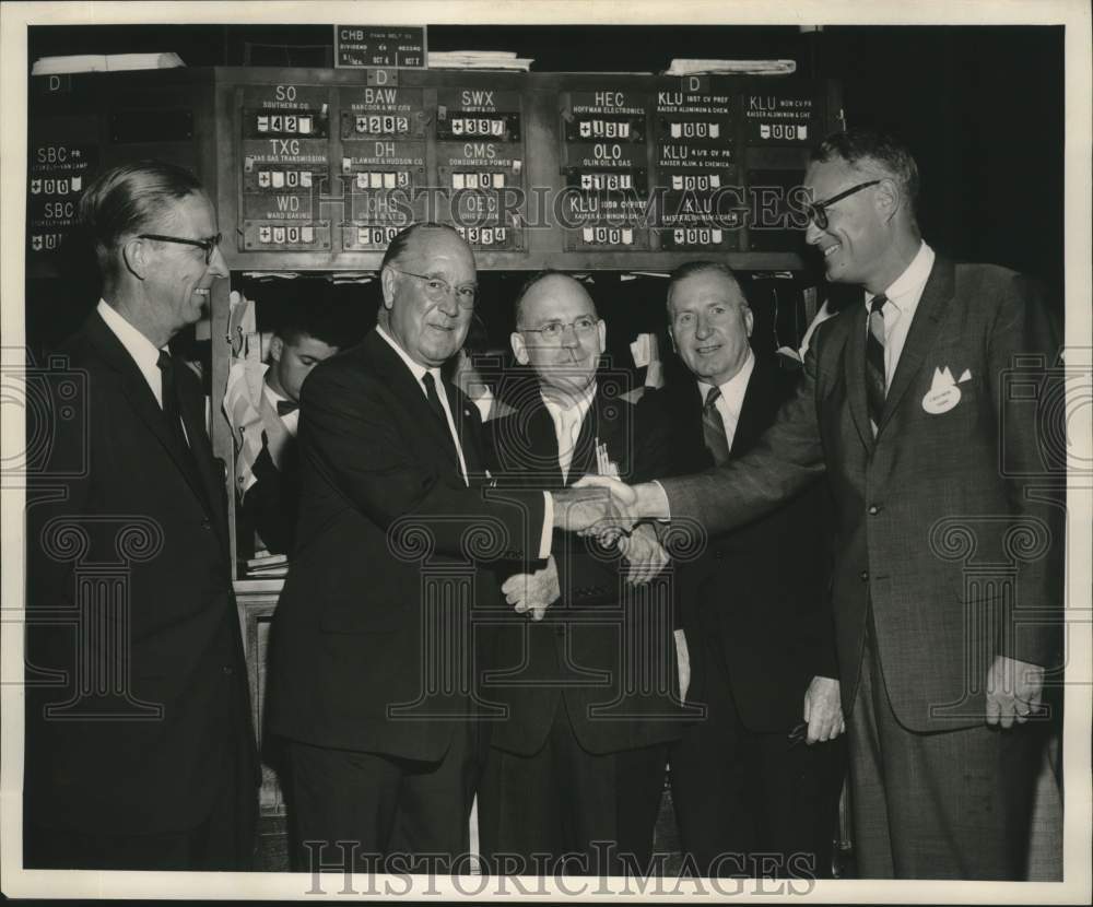 1960 Press Photo Olin Oil stock holders trading at New York Stock Exchange