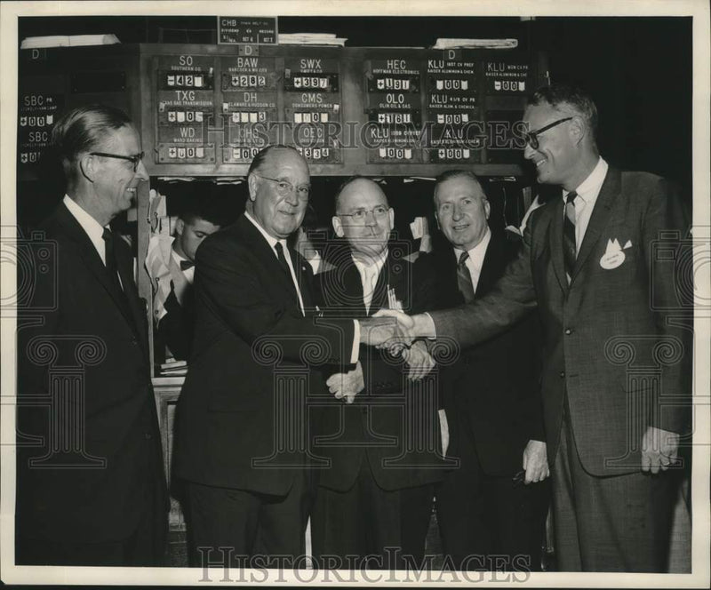 Load image into Gallery viewer, 1960 Press Photo Olin Oil stock holders trading at New York Stock Exchange
