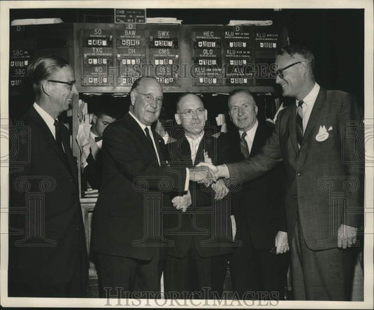 1960 Press Photo Olin Oil stock holders trading at New York Stock Exchange