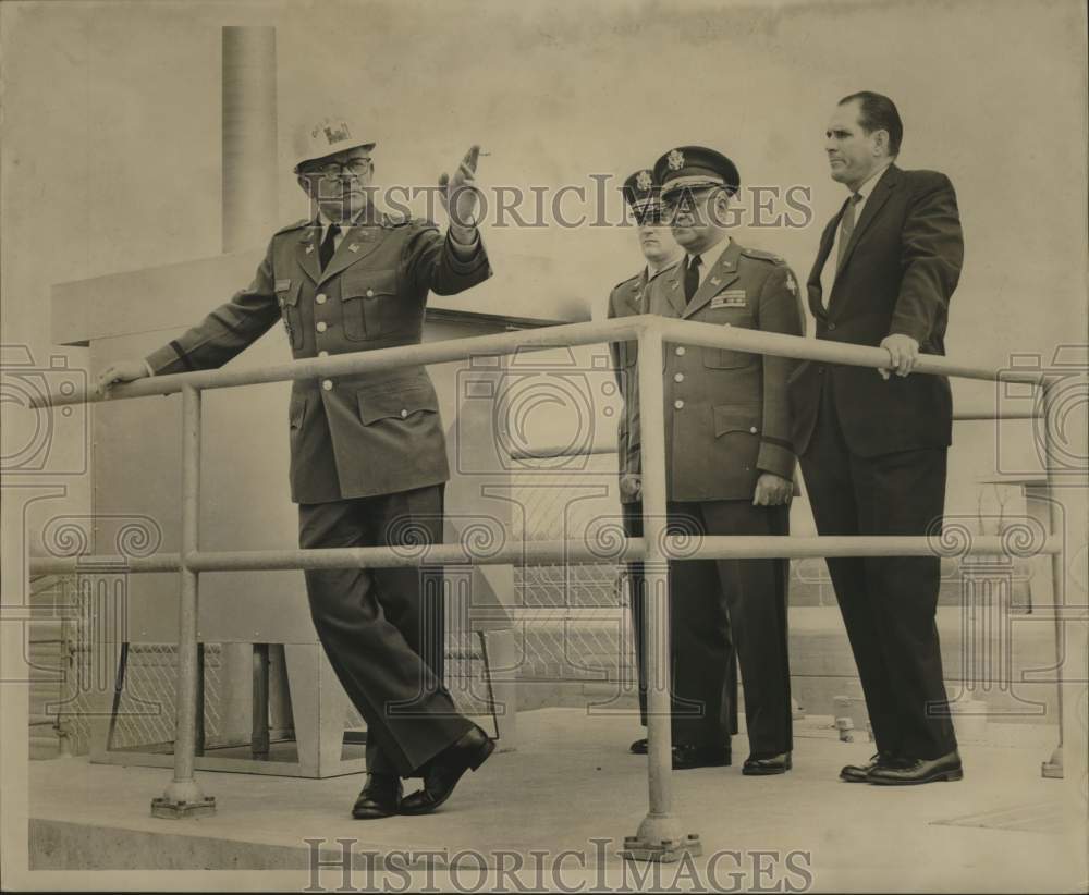 1963 Press Photo Colonel Edward B. Jennings &amp; group at Old River Lock