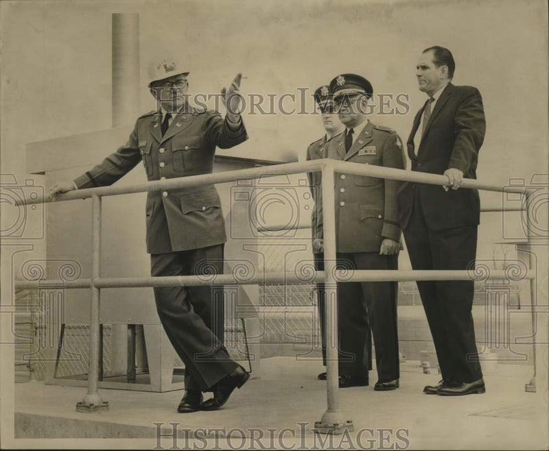 Load image into Gallery viewer, 1963 Press Photo Colonel Edward B. Jennings &amp; group at Old River Lock
