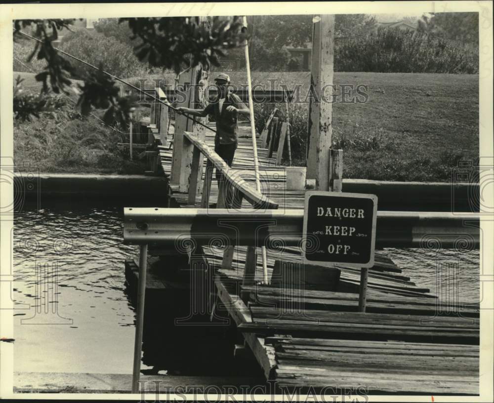 1981 Press Photo Walter Calange fishes at Old Spanish Bridge in Louisiana- Historic Images