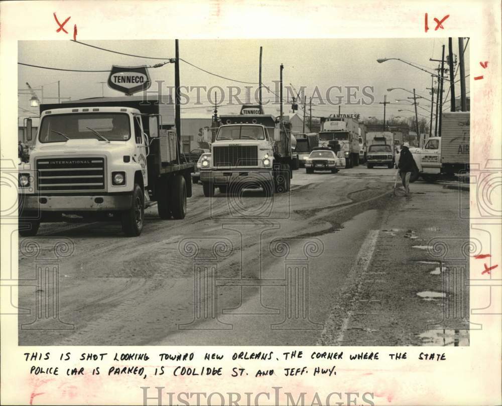 1984 Press Photo Oil spill cleanup on Jefferson Highway, Louisiana- Historic Images