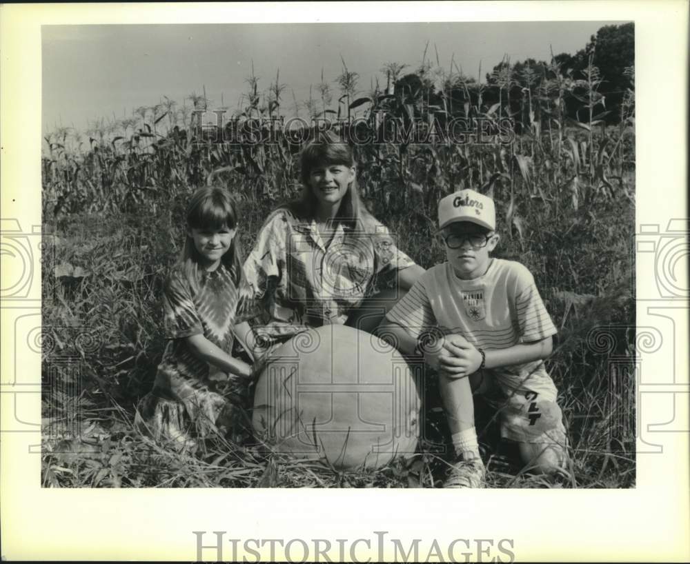 1990 Press Photo Memise Oliver &amp; family with giant pumpkin, Folsom- Historic Images