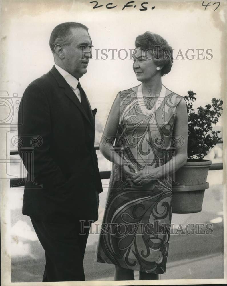 Load image into Gallery viewer, 1968 Press Photo Mr. &amp; Mrs Edward H. Nichols visiting New Orleans - noc01445
