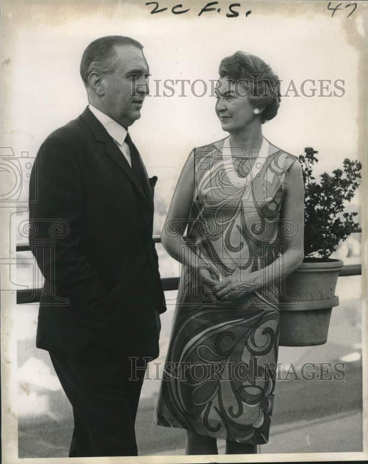 1968 Press Photo Mr. & Mrs Edward H. Nichols visiting New Orleans - noc01445