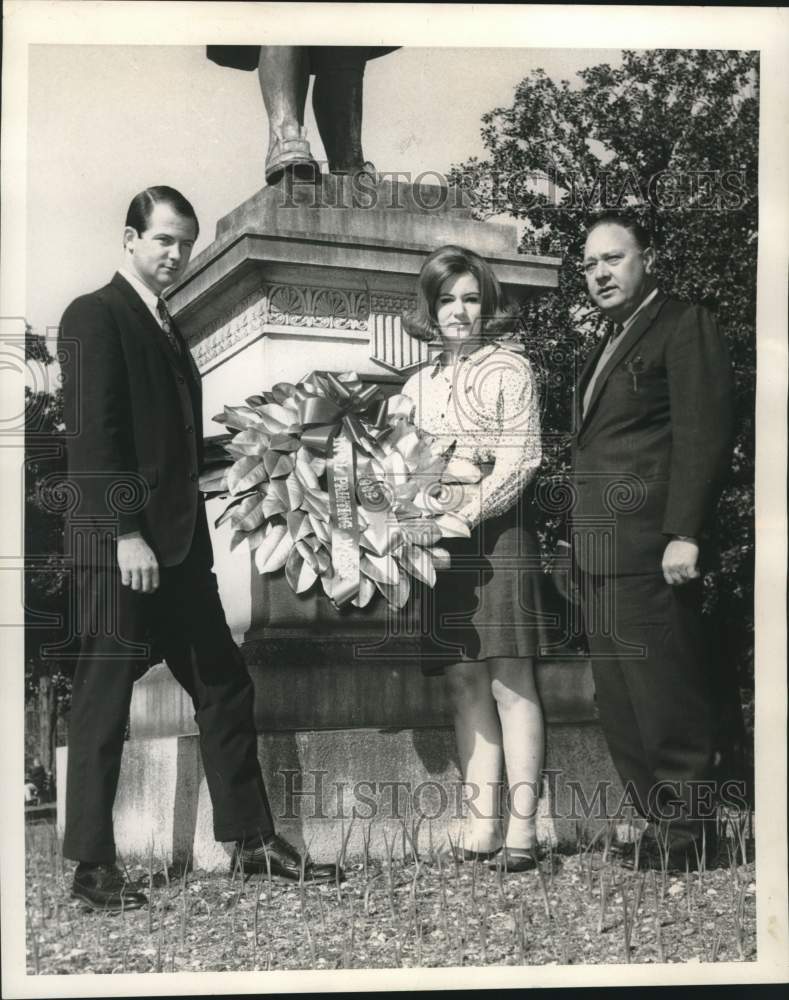 1968 Press Photo Joseph A. Palermo and company pose with Printing Wreath