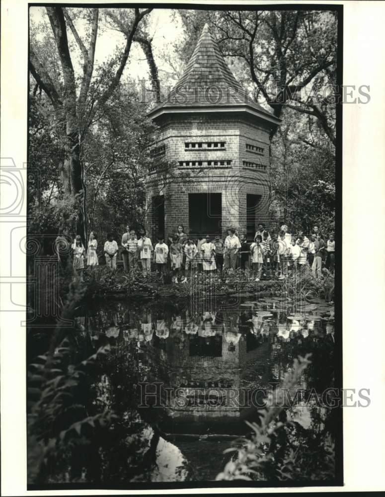 1988 Press Photo Osborne Elementary School students at Longue Vue Gardens- Historic Images