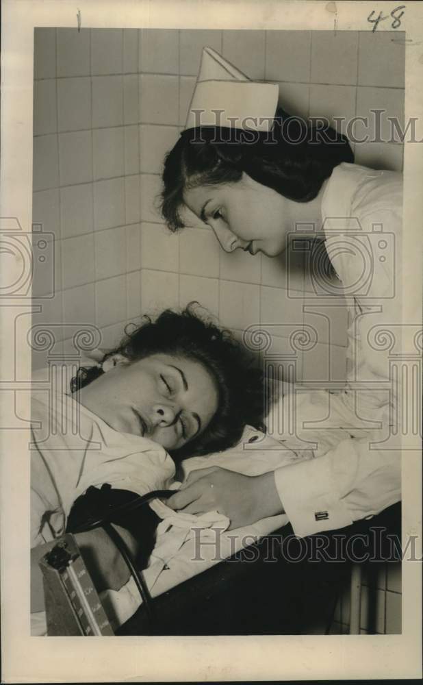 1949 Press Photo Lucy Stevens aided by Nurse Sybil Clinton after scuffle- Historic Images