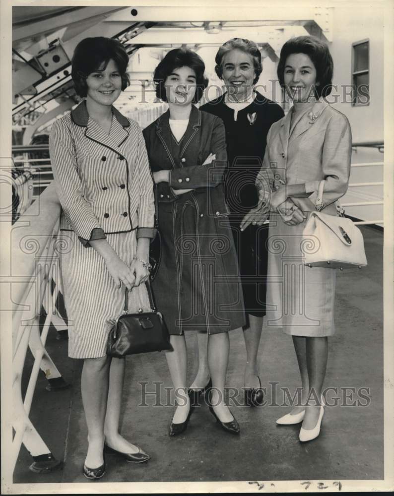1963 Press Photo Mrs. McDonald Stephens and Group Return to U.S. on S.S. France