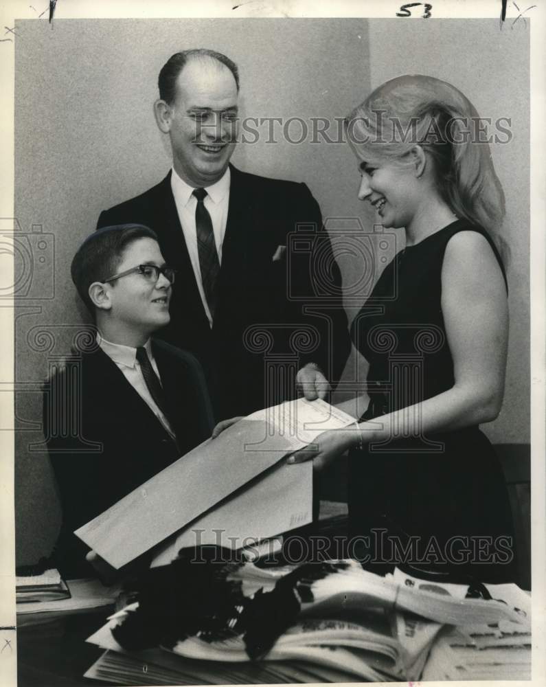 Load image into Gallery viewer, 1969 Press Photo Robert Steele and Members of Lion's Crippled Children's Camp
