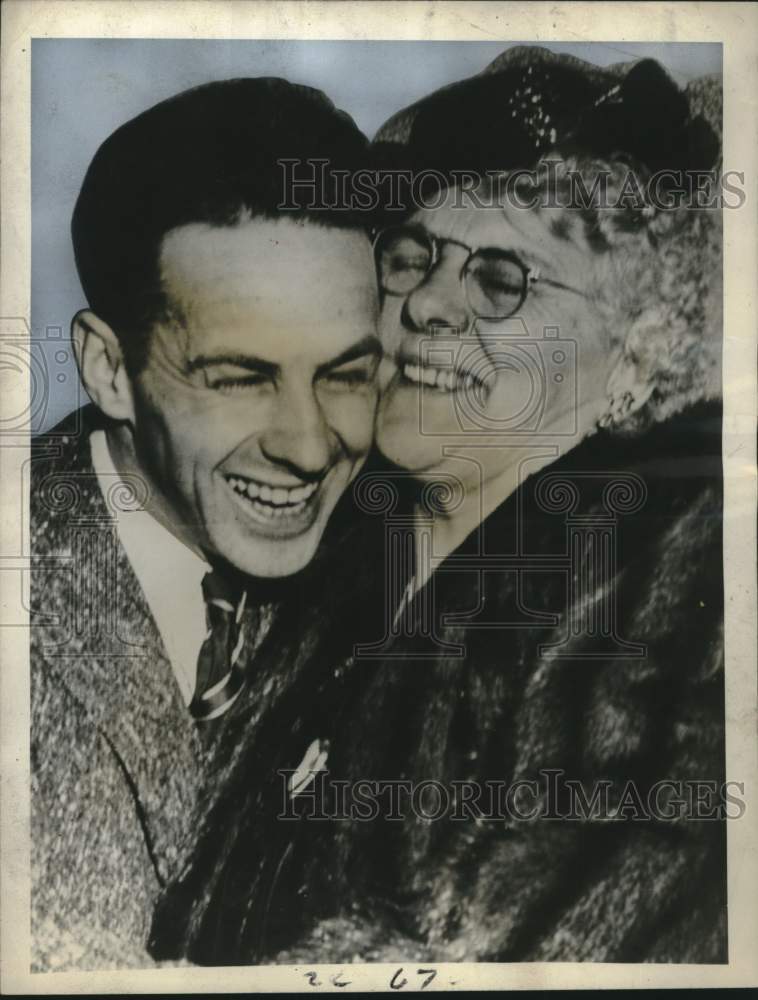 1947 Press Photo Walter Steele hugs his mother in court, Massachusetts