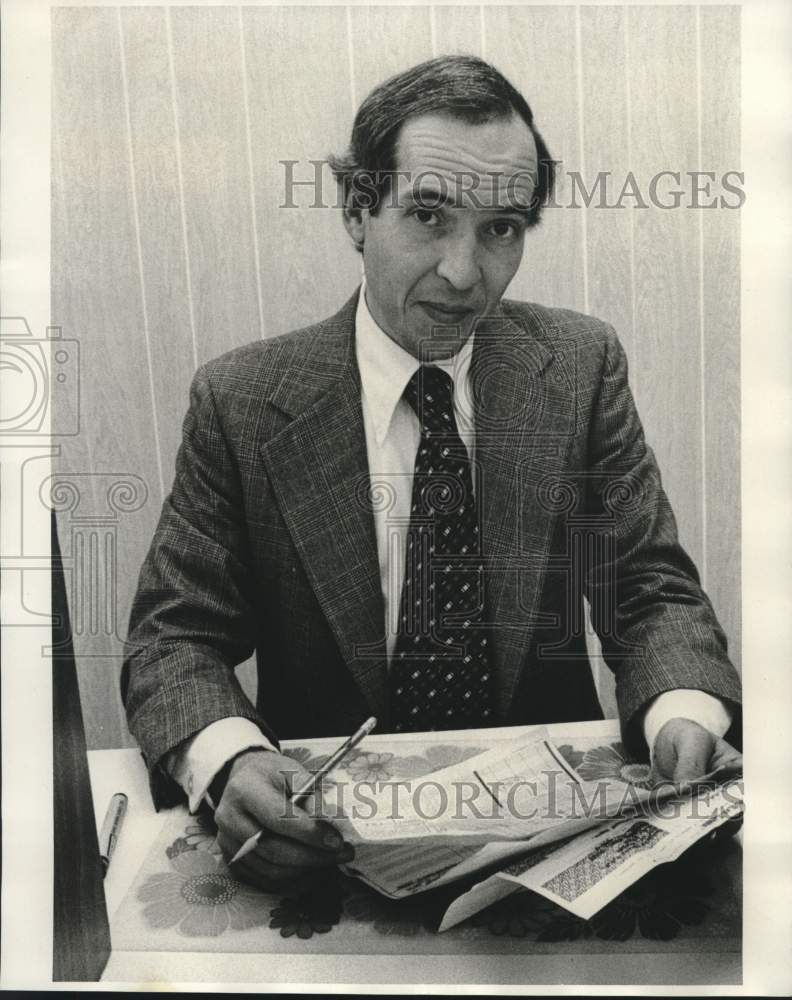 1975 Press Photo Gregory Ortiz, Manager at Bargain Center - Historic Images