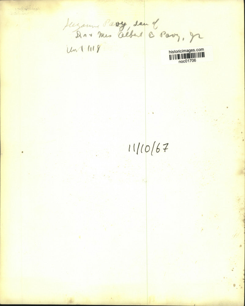 1967 Press Photo Suzanne Pavy puts suitcase into car in New Orleans - noc01706