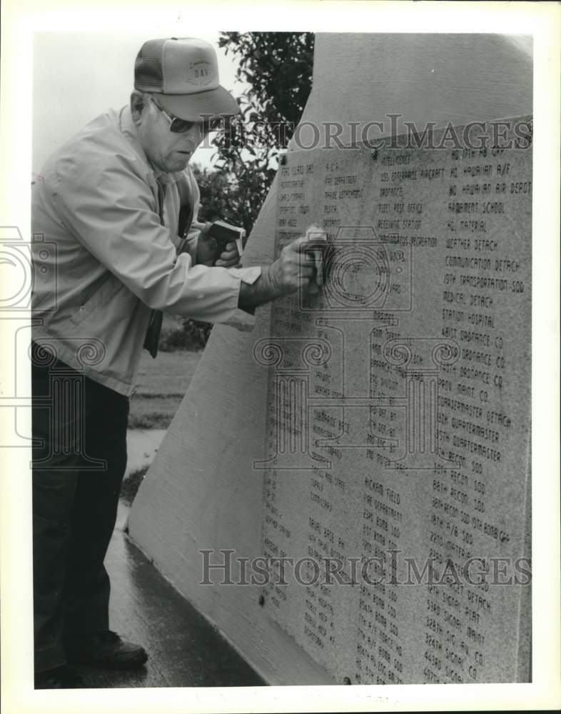 1962 Press Photo Man Cleans Pearl Harbor Memorial Marker - noc01746
