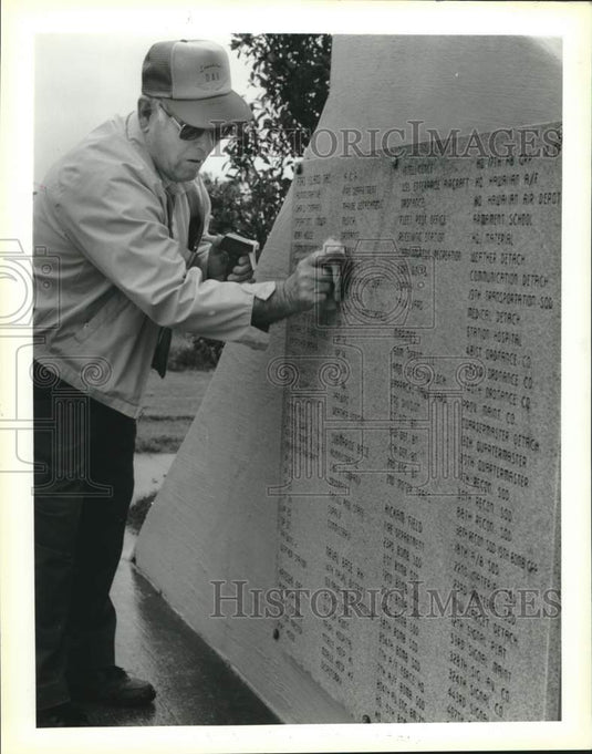 1962 Press Photo Man Cleans Pearl Harbor Memorial Marker - noc01746