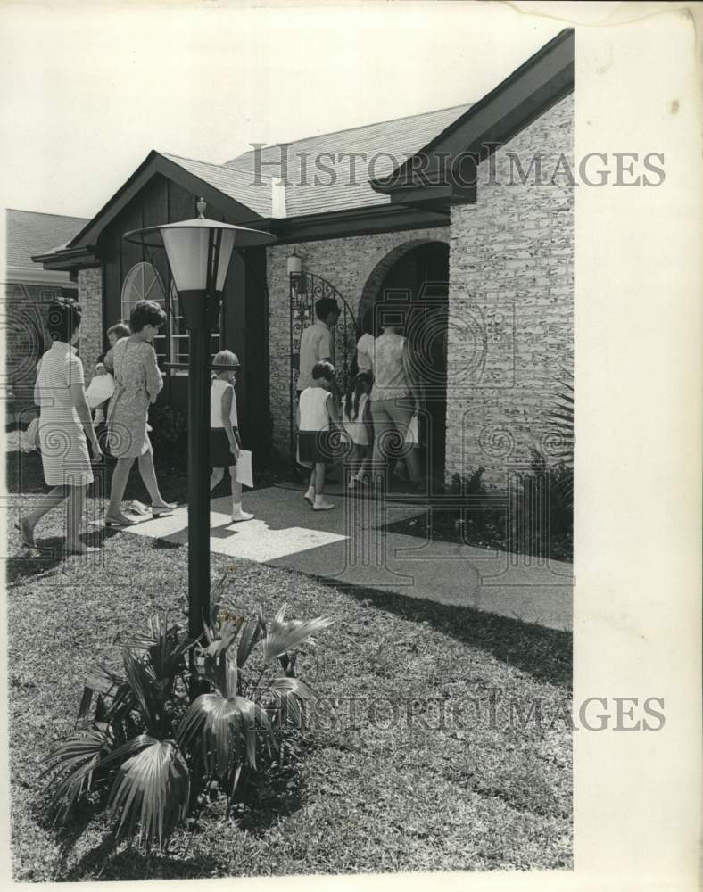 1969 Press Photo A group of visitors checking out Parade of Homes house - Historic Images