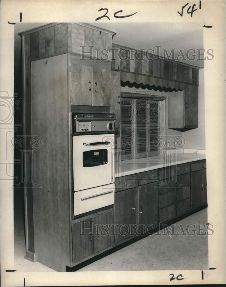 Load image into Gallery viewer, 1963 Press Photo Paneled stack holds built-in oven in this "Parade" model
